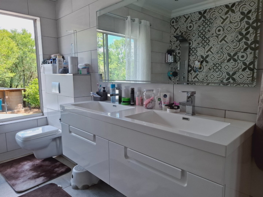 5 Bedroom Property for Sale in Rayton Free State